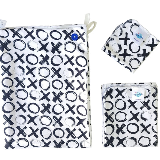 A set of baby bathing essentials including a towel, washcloth, bath swaddle, and a card with a bathing method, all with a black and white geometric pattern.